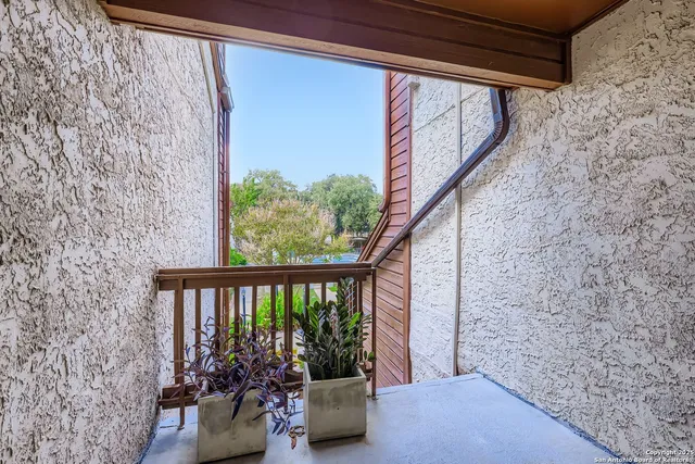 a view of entryway with patio