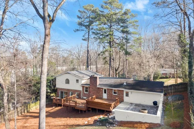 a picture of wall with white walls