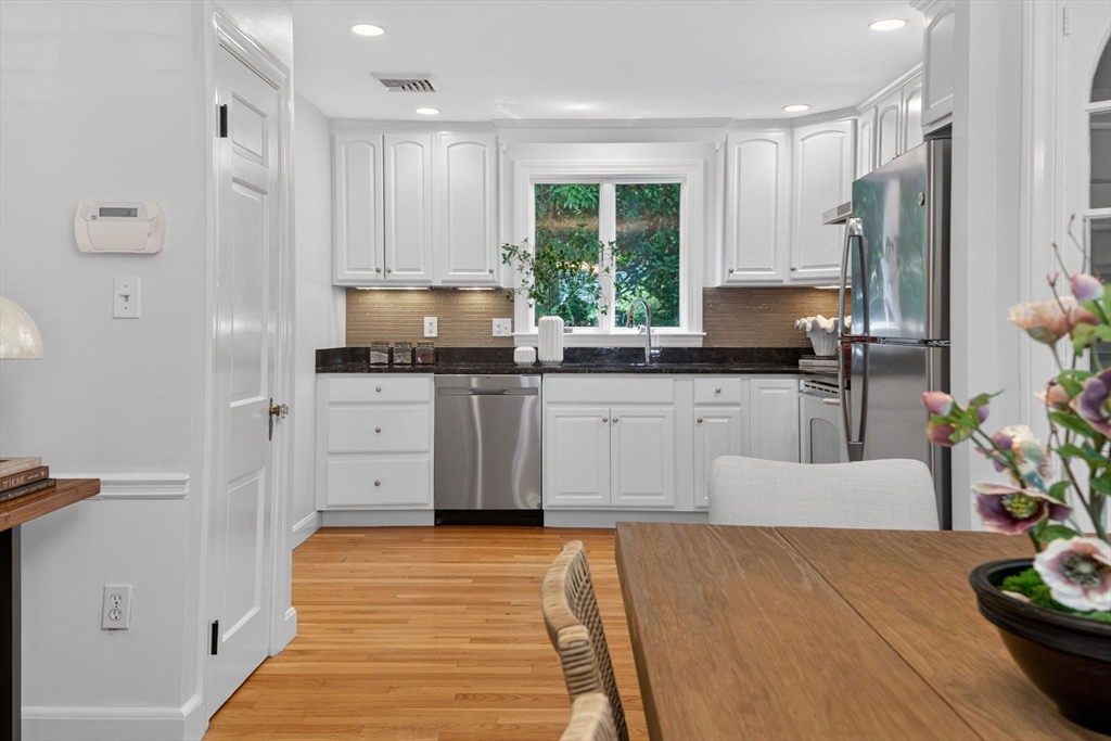35 Cleveland Road Wellesley, MA 02481 - Photo 7 of 18