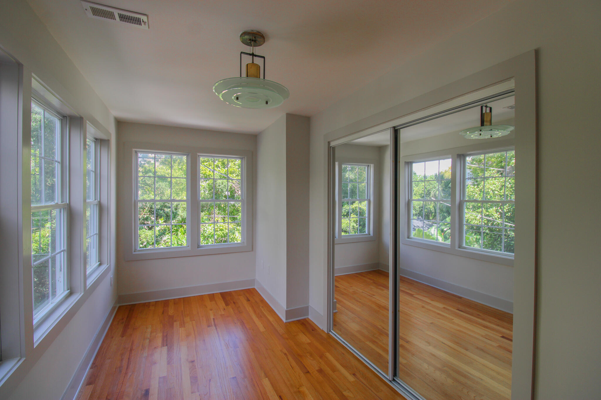 186 Queen Street Charleston, SC 29401 - Photo 10 of 21 809D3B6A-AD24-47B8-B05F-A3D5B2C9F953