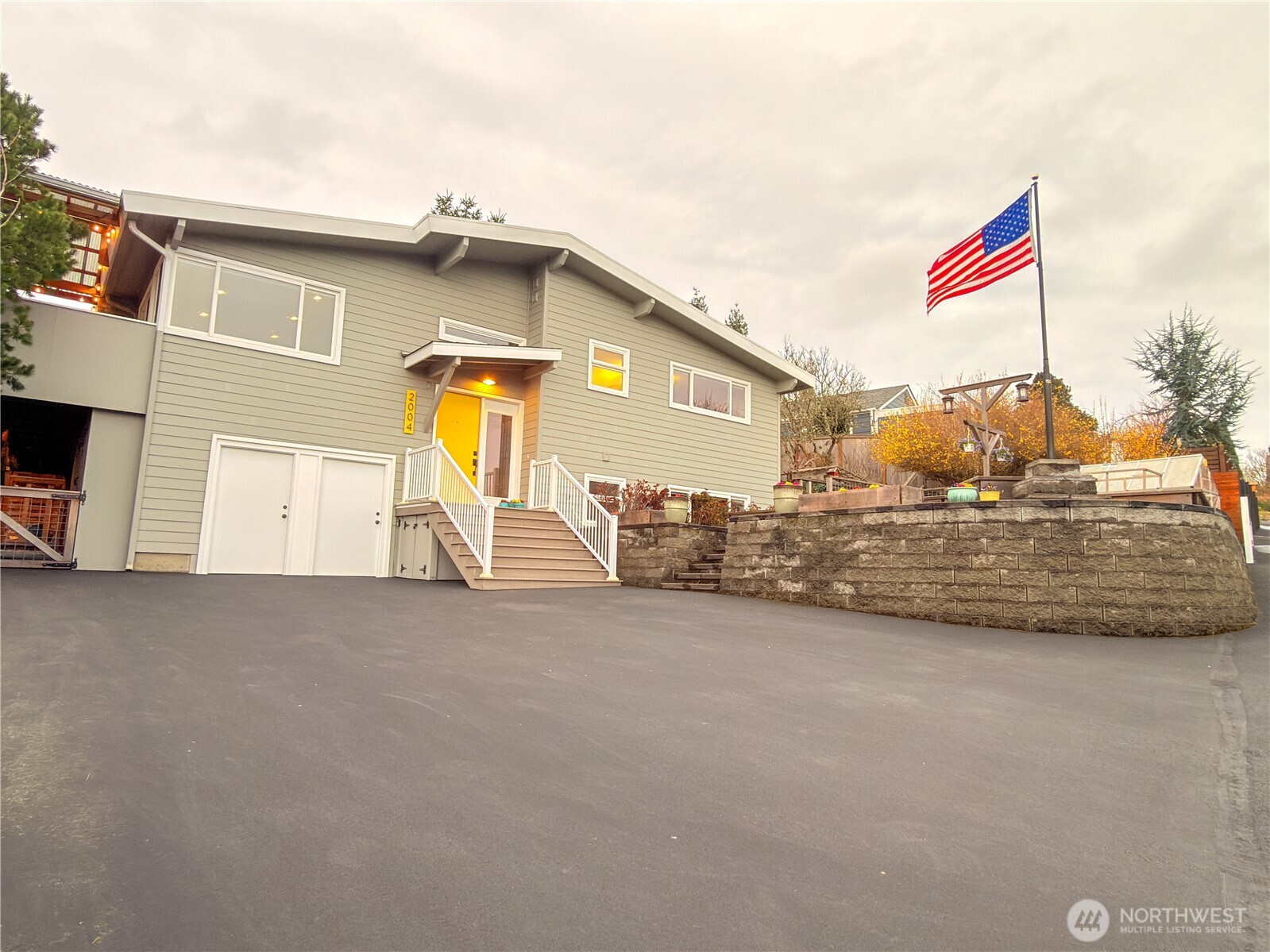 2004 Southwest 117th Place Burien, WA 98146 - Photo 2 of 40