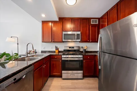 $335,000 | 2300 North Commonwealth Avenue, Unit 7H, Chicago, IL 60614