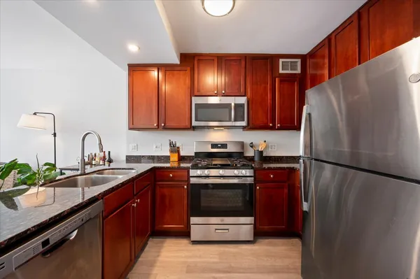 $335,000 | 2300 North Commonwealth Avenue, Unit 7H, Chicago, IL 60614
