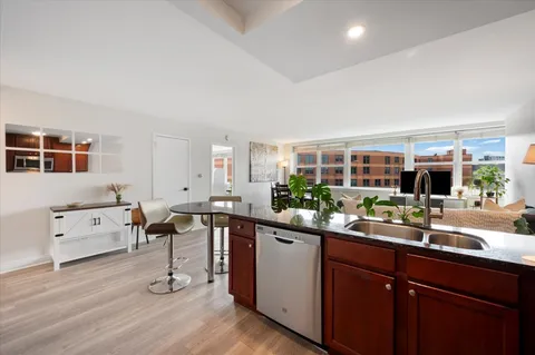$335,000 | 2300 North Commonwealth Avenue, Unit 7H, Chicago, IL 60614