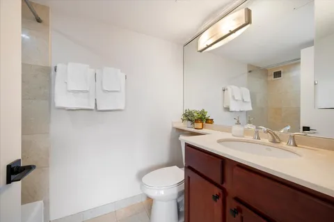 $335,000 | 2300 North Commonwealth Avenue, Unit 7H, Chicago, IL 60614