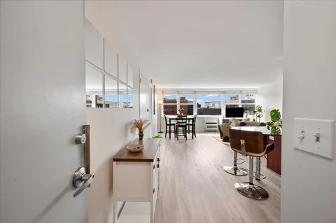 $335,000 | 2300 North Commonwealth Avenue, Unit 7H, Chicago, IL 60614