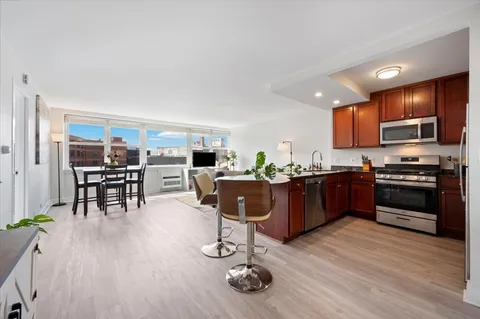 $335,000 | 2300 North Commonwealth Avenue, Unit 7H, Chicago, IL 60614
