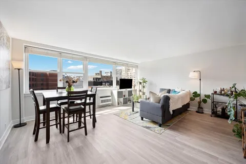 $335,000 | 2300 North Commonwealth Avenue, Unit 7H, Chicago, IL 60614