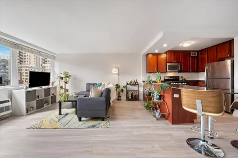 $335,000 | 2300 North Commonwealth Avenue, Unit 7H, Chicago, IL 60614