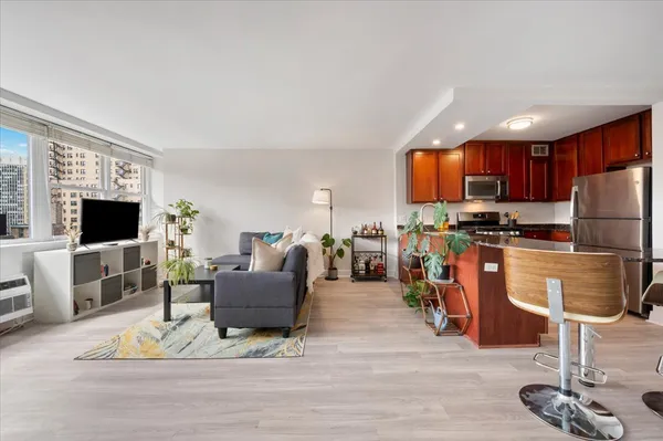 $335,000 | 2300 North Commonwealth Avenue, Unit 7H, Chicago, IL 60614