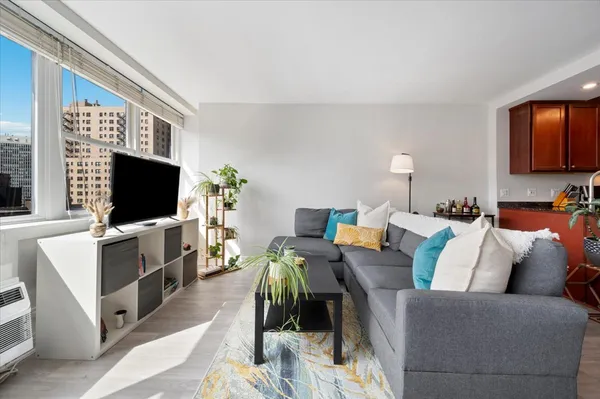 $335,000 | 2300 North Commonwealth Avenue, Unit 7H, Chicago, IL 60614