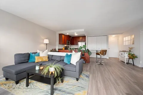 $335,000 | 2300 North Commonwealth Avenue, Unit 7H, Chicago, IL 60614
