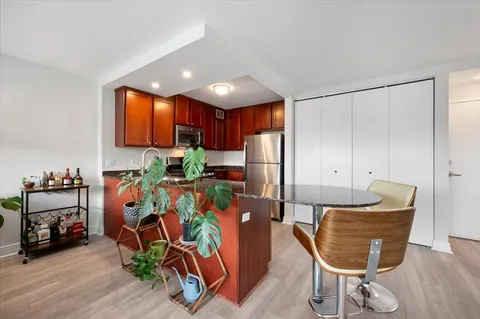 $335,000 | 2300 North Commonwealth Avenue, Unit 7H, Chicago, IL 60614
