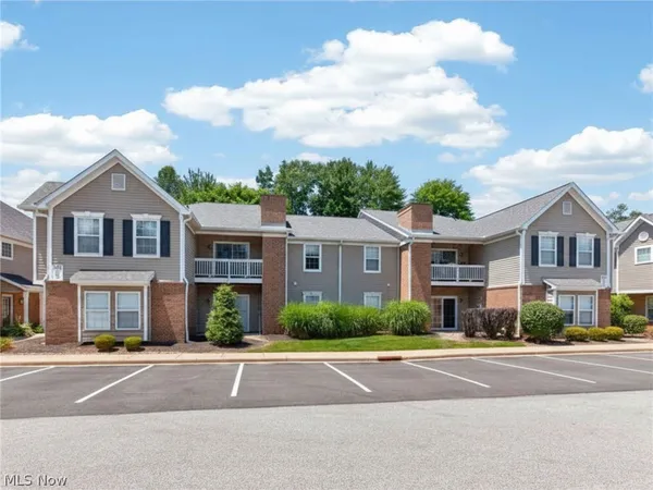 $199,900 | 3324 Lenox Village Drive, Unit 222, Fairlawn, OH 44333