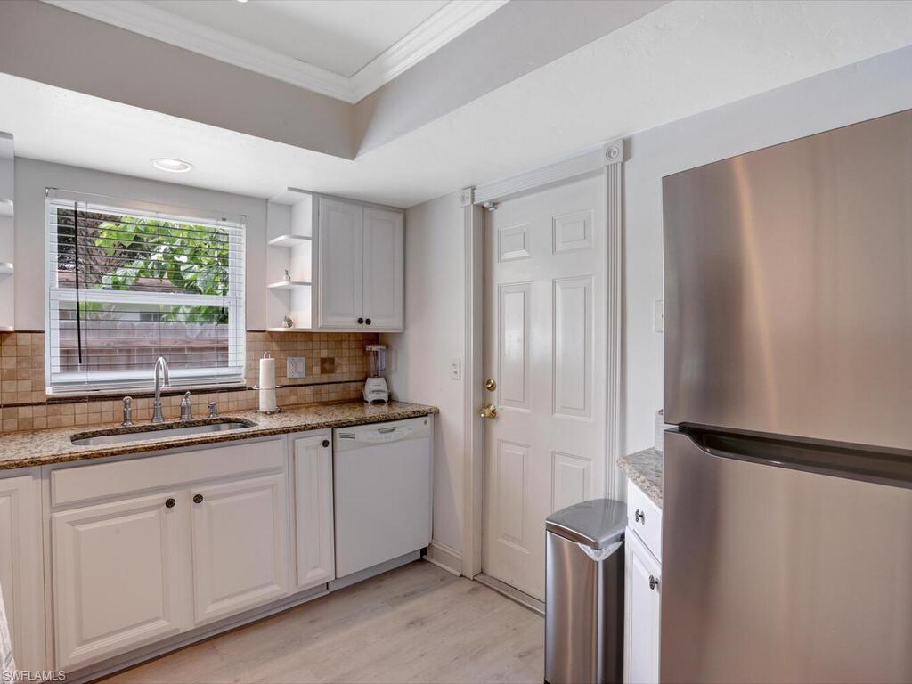 856 98th Avenue North Naples, FL 34108 - Photo 12 of 28