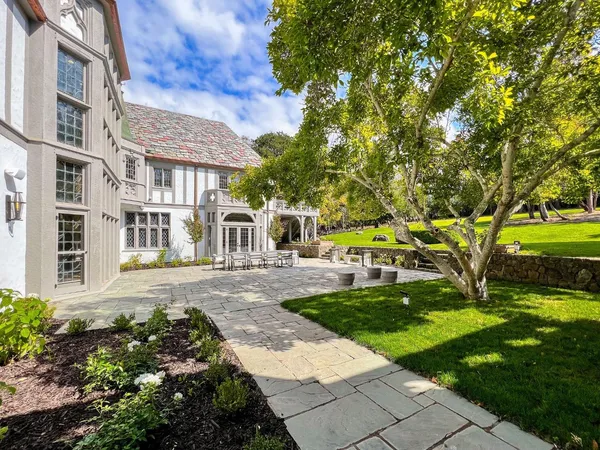a view of a house with a yard