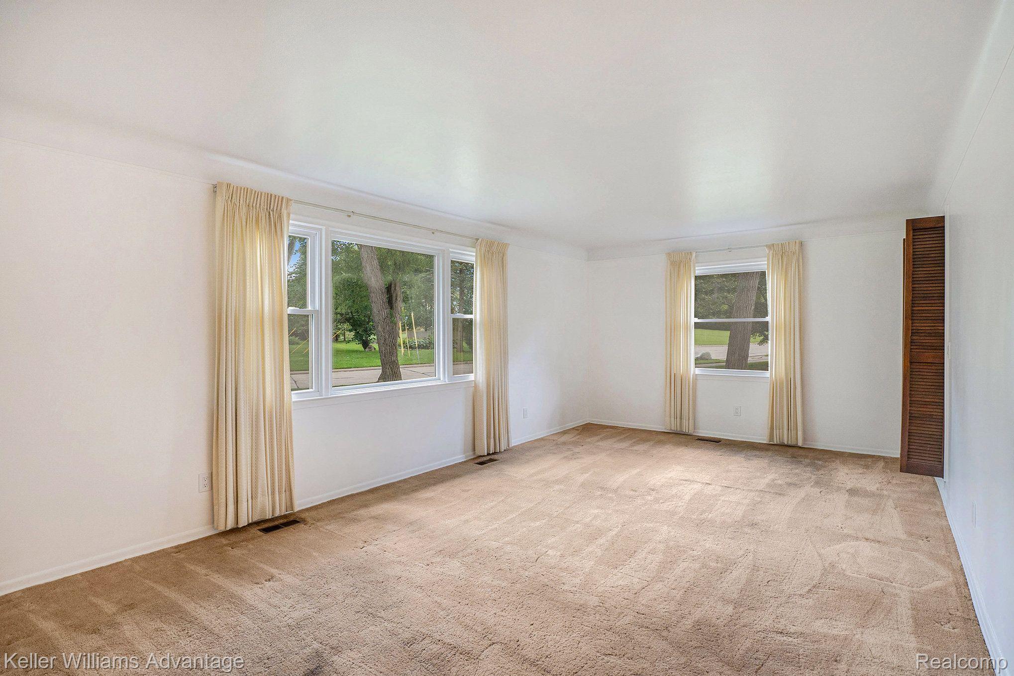 23776 Gill Road Farmington, MI 48335 - Photo 11 of 32 Family Room