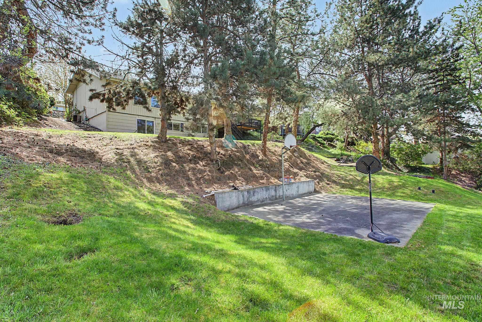 501 Karin Avenue Lewiston, ID 83501 - Photo 43 of 50 View of green lawn with a patio