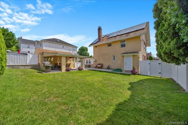 a view front of house with a yard