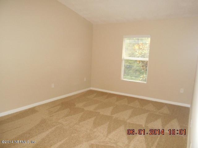 7920 Merrill Road, Unit 614 Jacksonville, FL 32277 - Photo 3 of 5 an empty room with a window