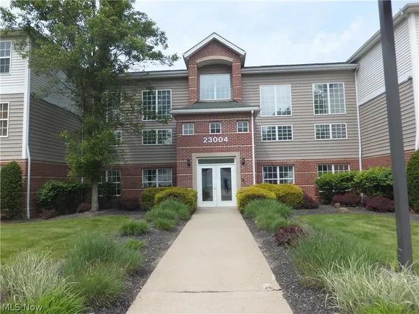 $159,900 | 23004 Chandlers Lane, Unit 114, Olmsted Falls, OH 44138