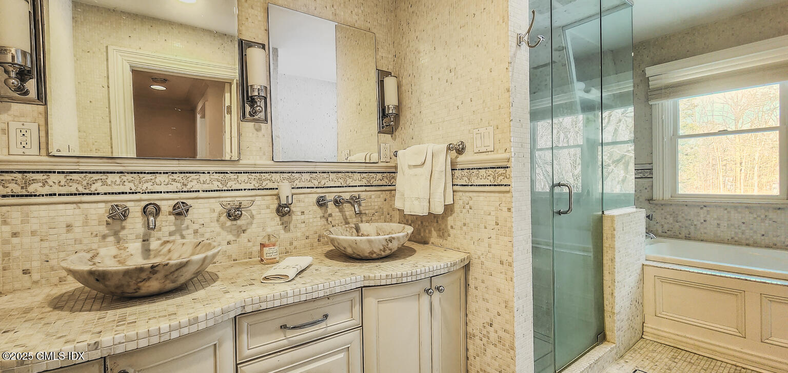 85 Cutler Road Greenwich, CT 06831 - Photo 21 of 38 Hall Bath Right Side