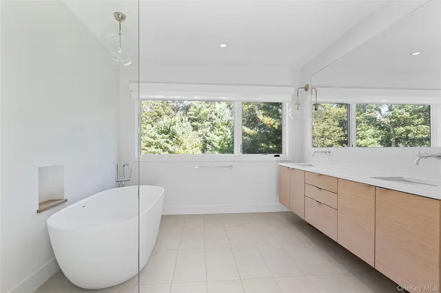 $4,750,000 | 26 Alewife Brook Road, East Hampton, NY 11937