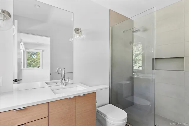 $4,750,000 | 26 Alewife Brook Road, East Hampton, NY 11937