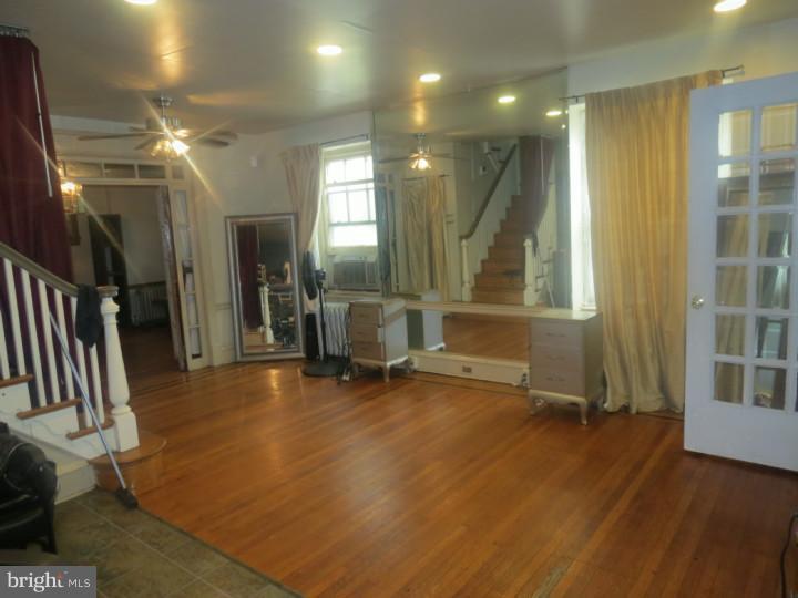 935 Wynnewood Road Philadelphia, PA 19151 - Photo 8 of 18 Living Room