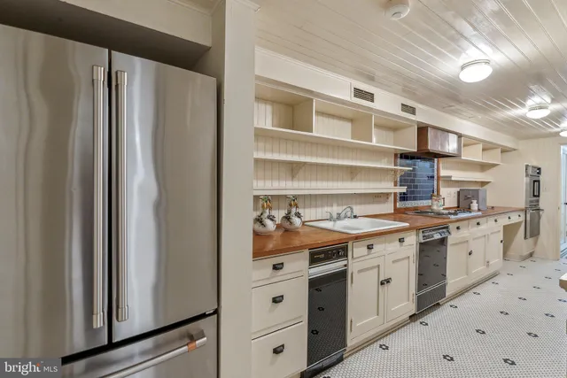 a view of a pathway both side of house