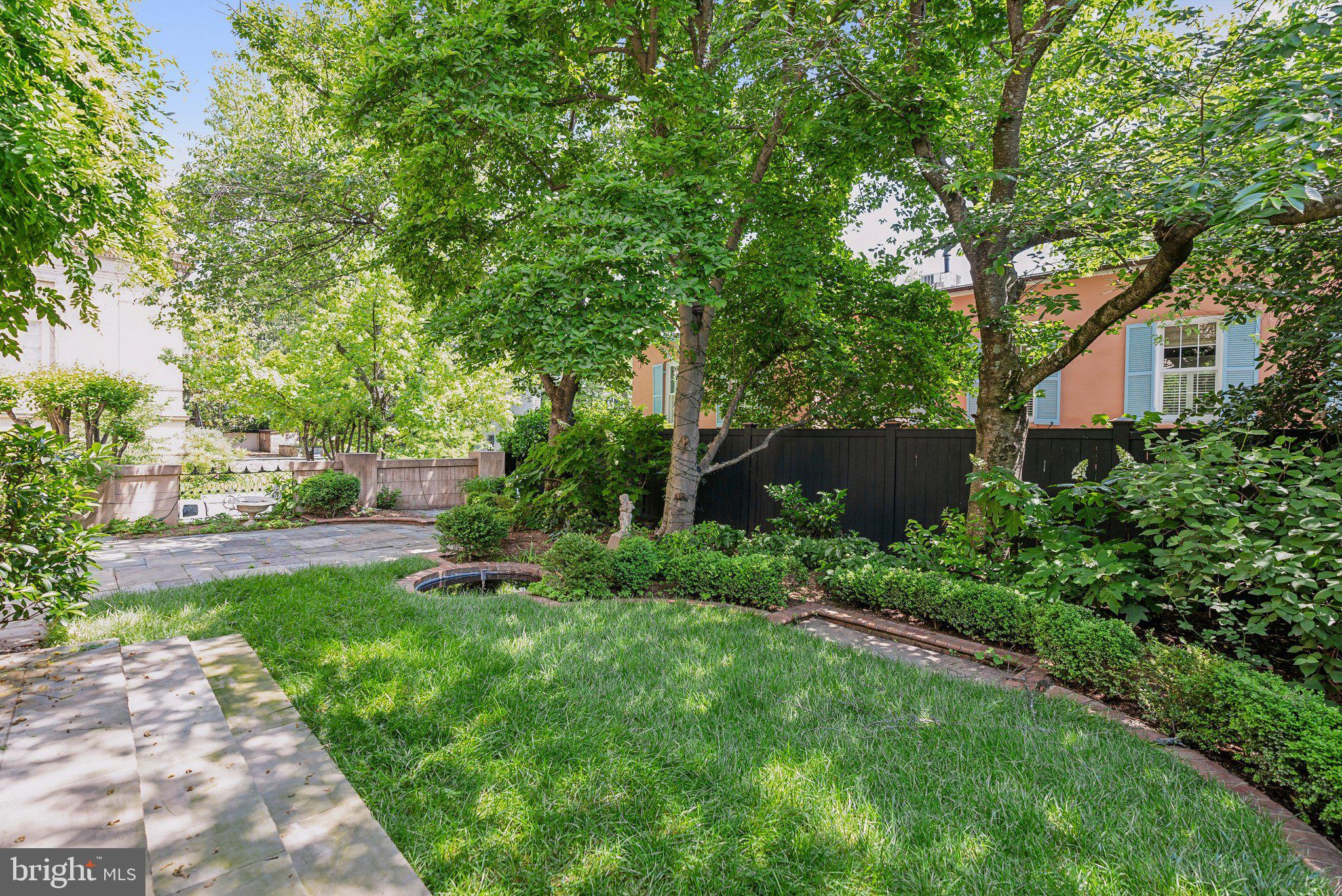 1527 35th Street Northwest Washington, DC 20007 - Photo 27 of 33 a view of a back yard