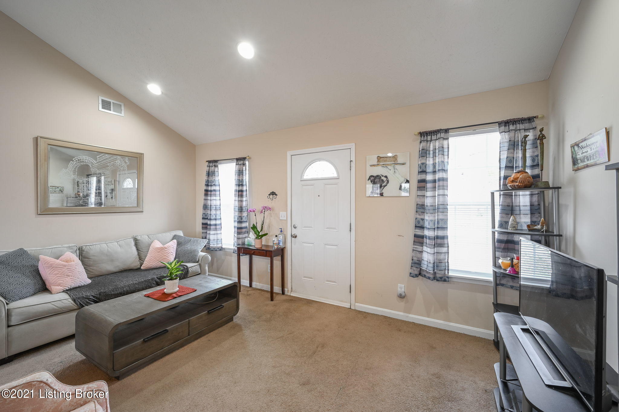 546 Hensley Road Shepherdsville, KY 40165 - Photo 3 of 21 Living Room