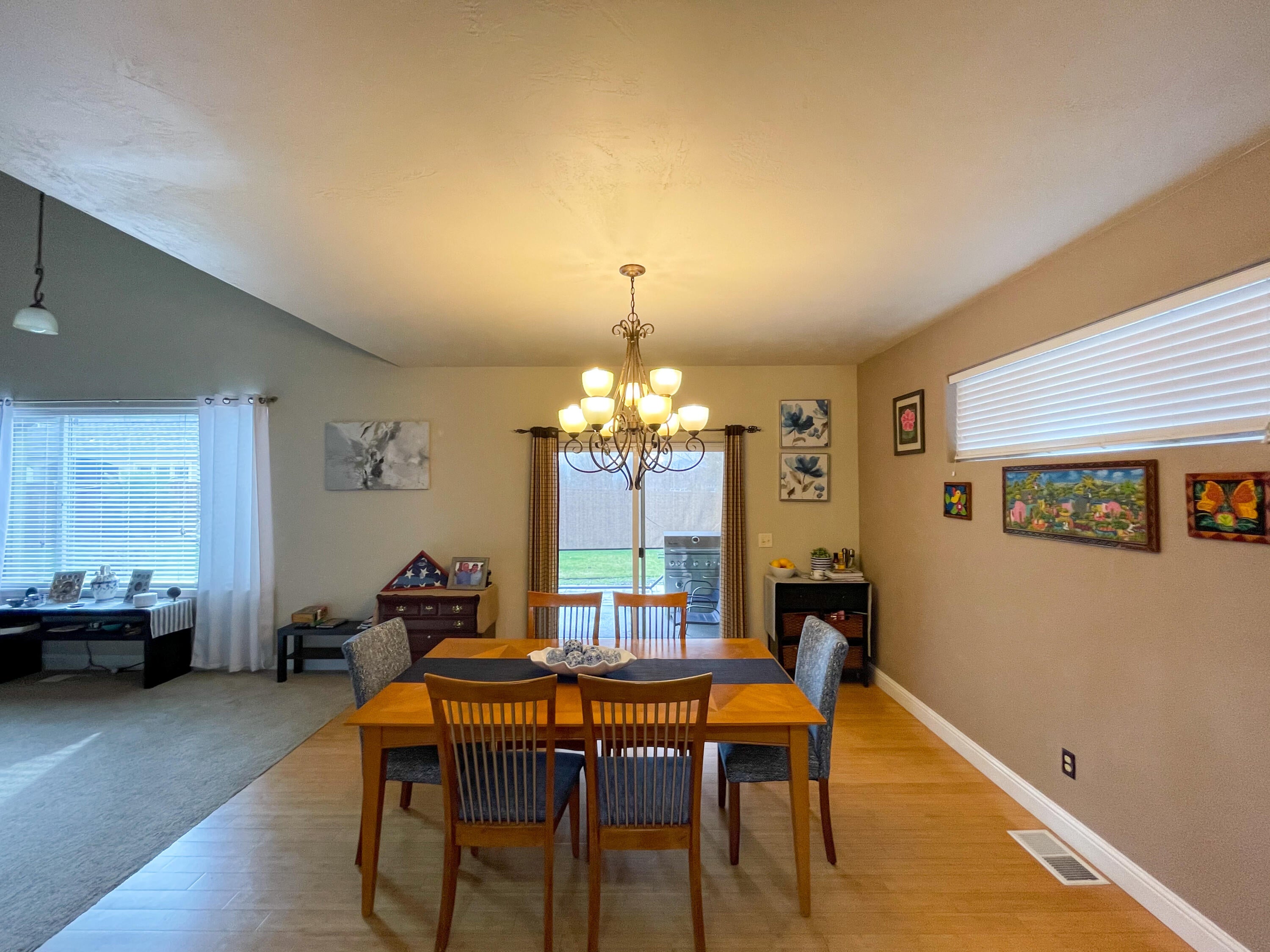 2164 Rabun Way Central Point, OR 97502 - Photo 6 of 16 dining