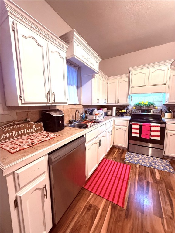 420 East 4th Street Alice, TX 78332 - Photo 15 of 28 a kitchen with wooden floors and appliances