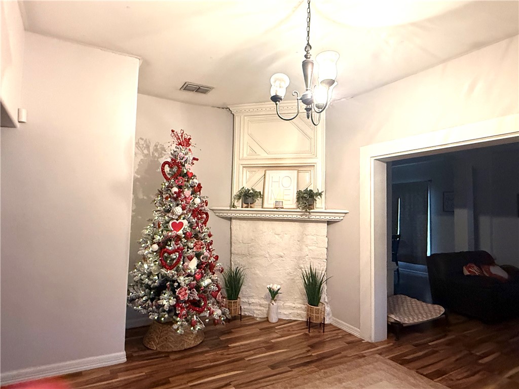 420 East 4th Street Alice, TX 78332 - Photo 4 of 28 a view of a living room with a potted plant
