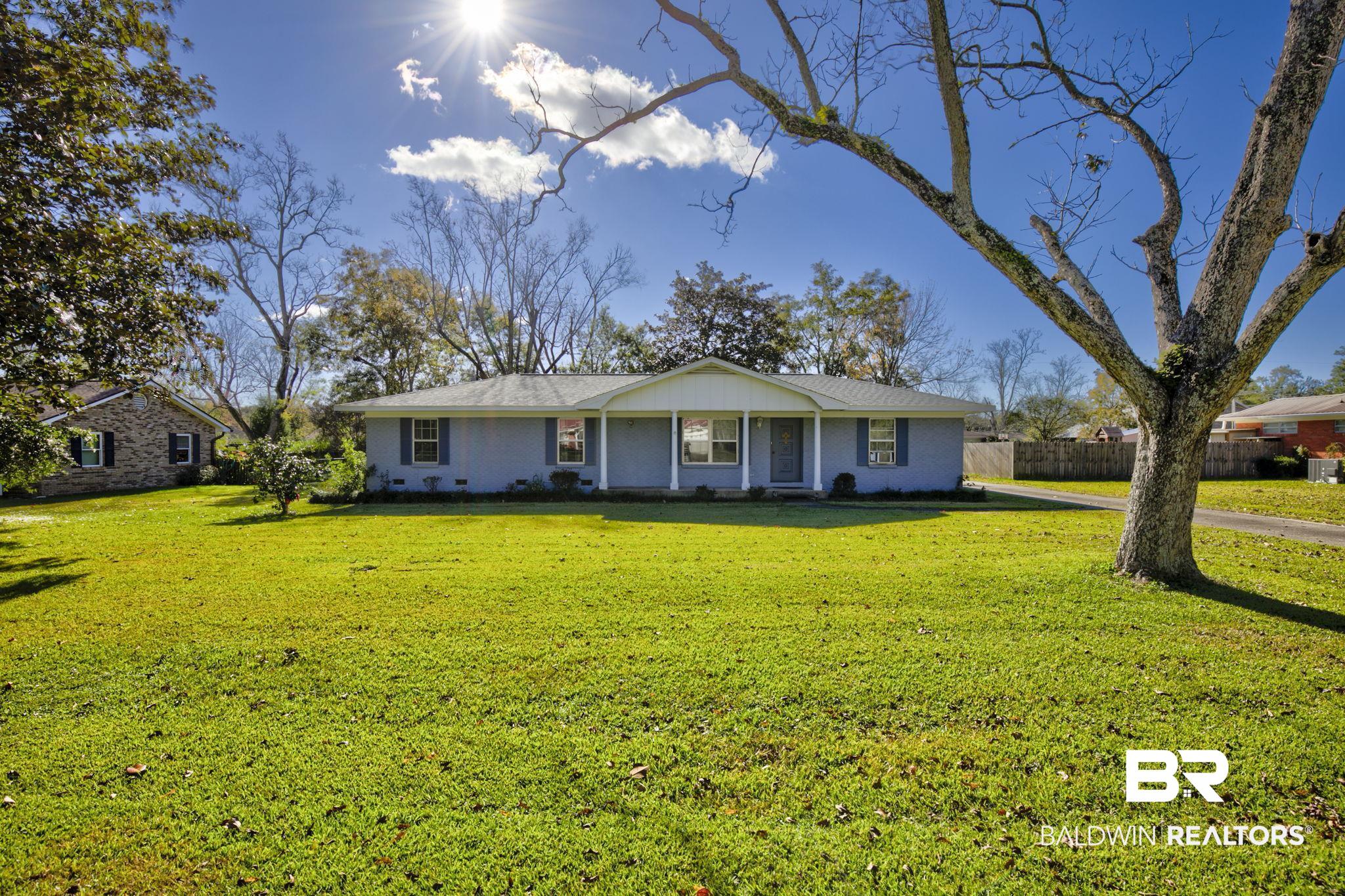 606 East Myrtle Avenue Foley, AL 36535 - Photo 1 of 24 Ranch-style house featuring a front lawn