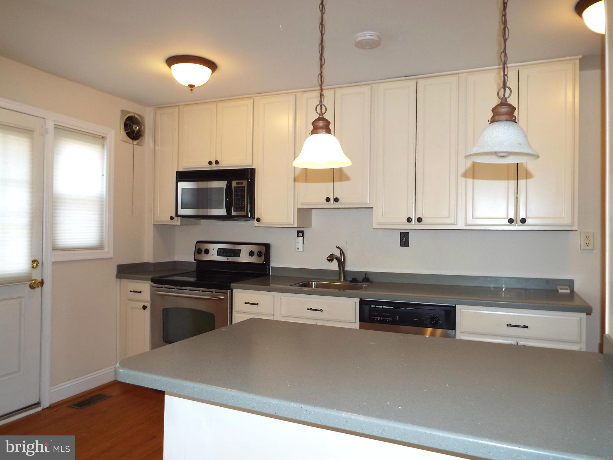 1634 Hardwick Road Baltimore, MD 21286 - Photo 9 of 24 KITCHEN W/ EAT IN BRKFST BAR