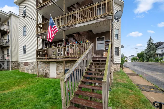 a view of entryway with a front of house
