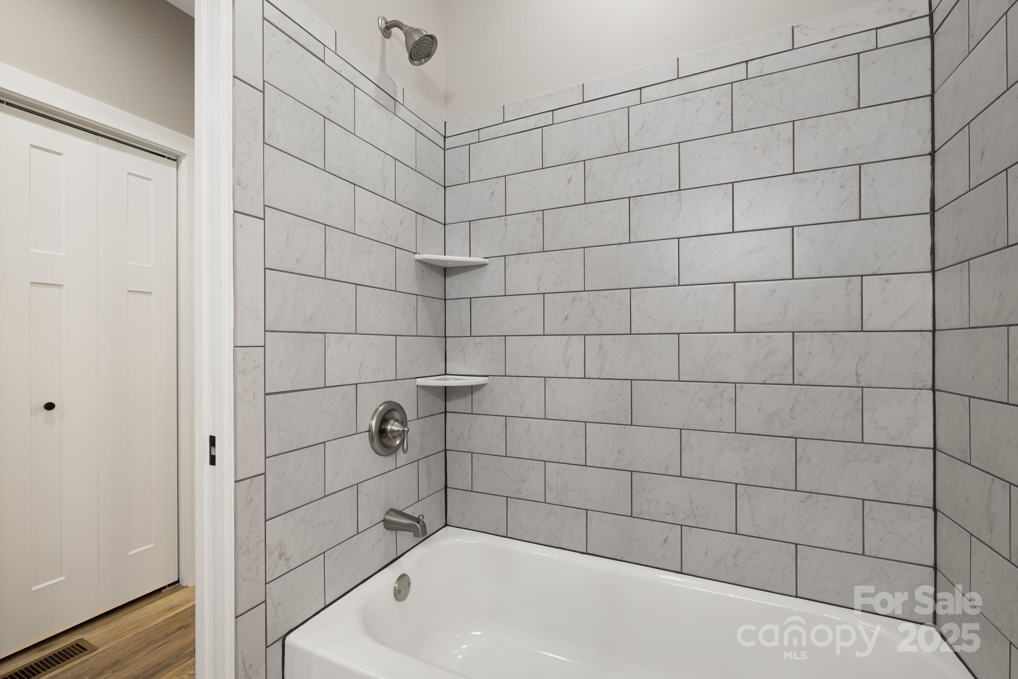 129 Brentwood Road Morganton, NC 28655 - Photo 19 of 28 a bathroom with a bathtub