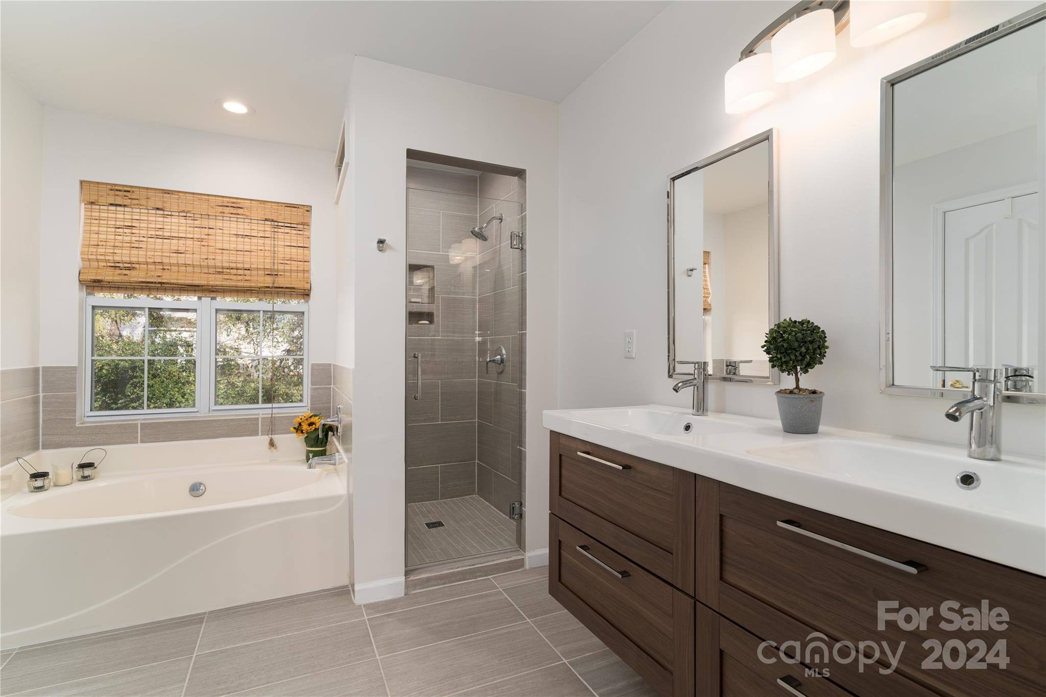 9427 Culcairn Road Huntersville, NC 28078 - Photo 26 of 39 a bathroom with a tub sink and mirror