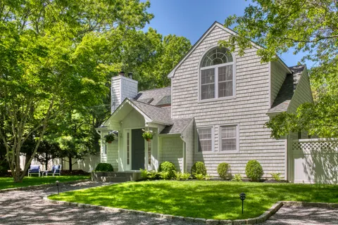 45 Wooded Oak Lane, East Hampton, NY 11937
