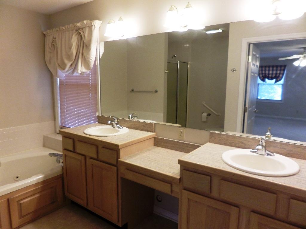 100 Naples Lane Oak Ridge, TN 37830 - Photo 23 of 40 Master Bathroom