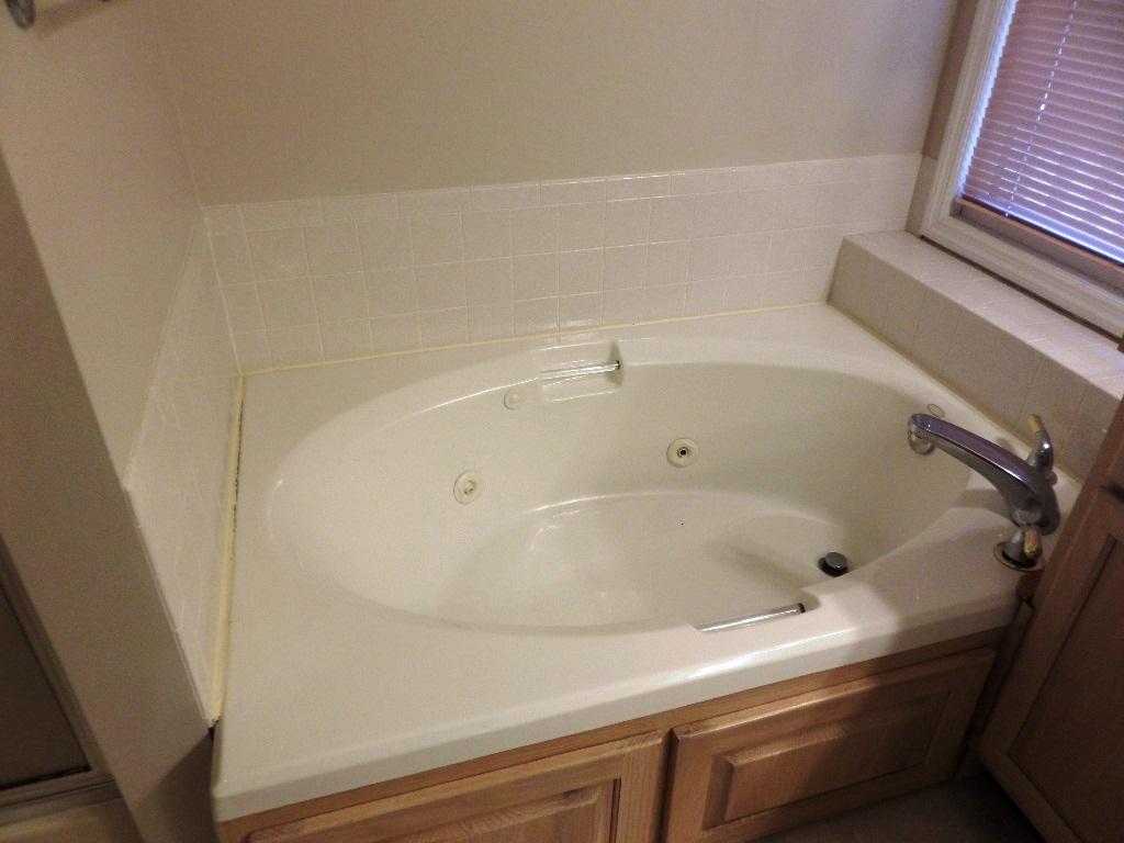 100 Naples Lane Oak Ridge, TN 37830 - Photo 25 of 40 Master Bathroom