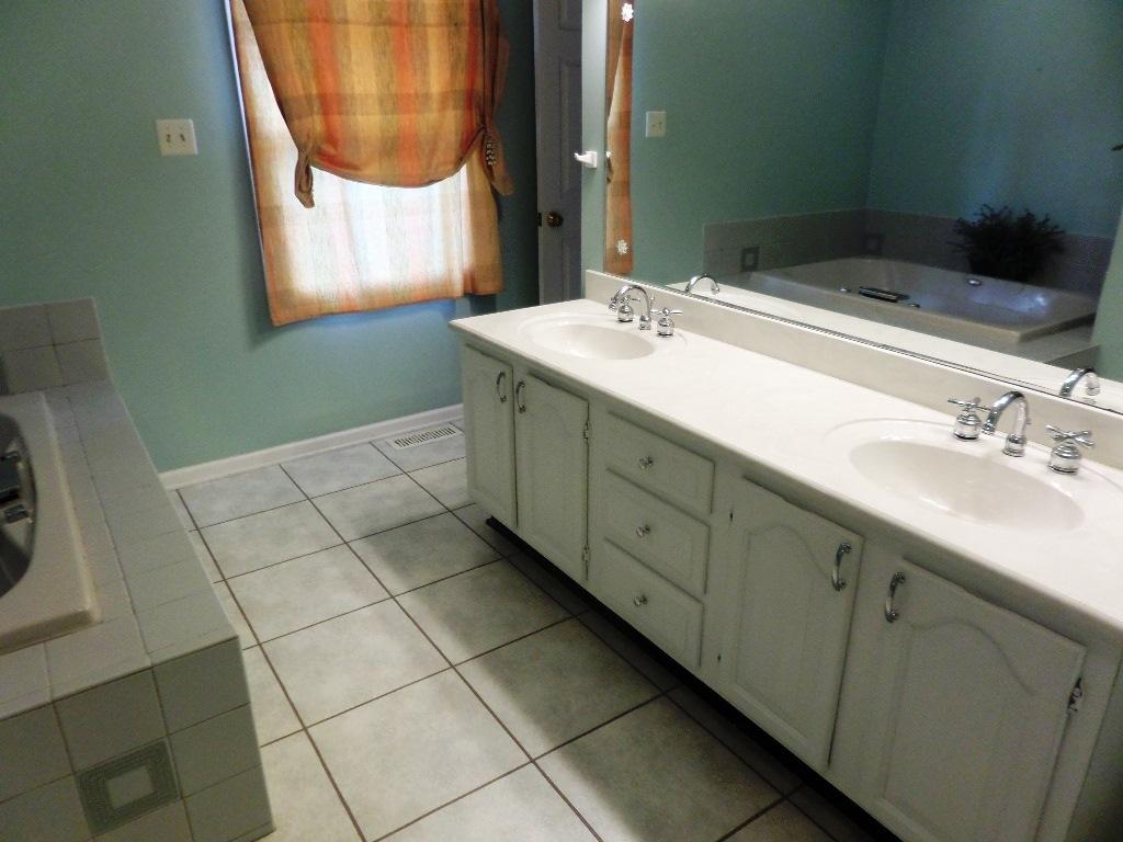 100 Naples Lane Oak Ridge, TN 37830 - Photo 31 of 40 Second Bedroom- Bathroom