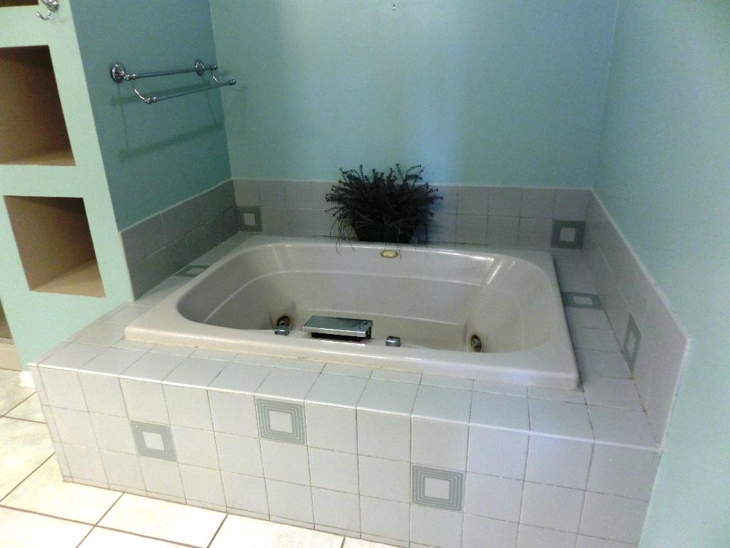 100 Naples Lane Oak Ridge, TN 37830 - Photo 33 of 40 Second Bedroom- Bathroom