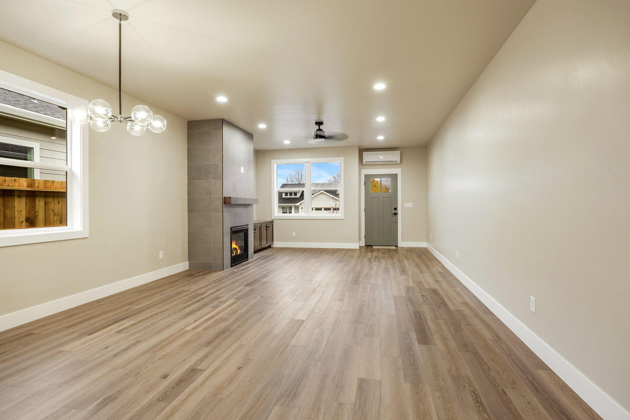 332 Randy Street Ashland, OR 97520 - Photo 18 of 41 Living Area