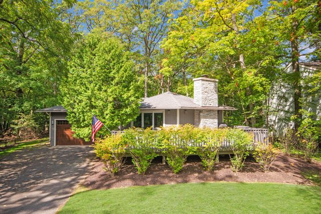 37 Rolling Green Drive, Fontana, WI 53125