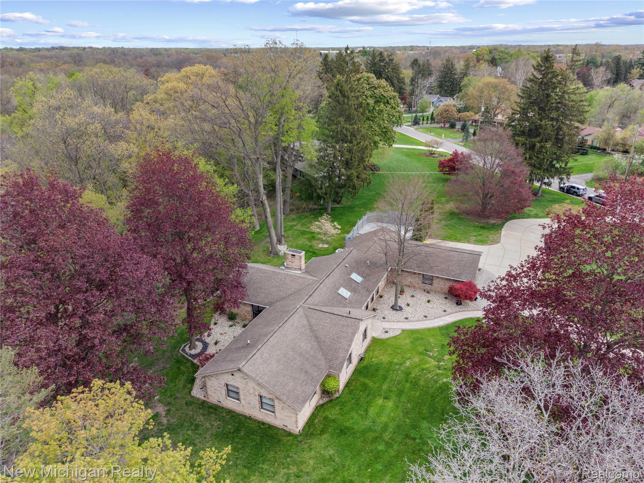 33733 Braebury Ridge Farmington, MI 48331 - Photo 10 of 54 Photo May 01 2026, 4 05 30 PM.jpg