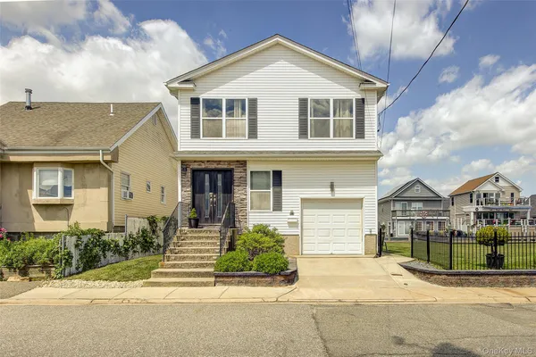 $930,000 | 913 Arctic Street, Lindenhurst, NY 11757
