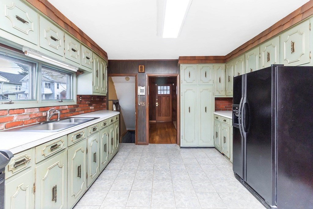 38 Howes Street Springfield, MA 01118 - Photo 12 of 31